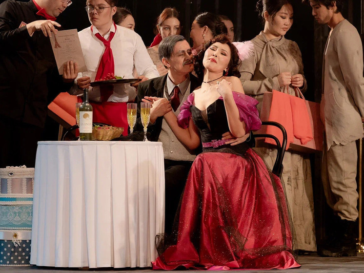 Одним из значимых культурных событий уходящего года в республике стала премьера оперы Джакомо Пуччини «Богема» в постановке Бурятского театра оперы и балета. Произведение, написанное на либретто Джузеппе Джакозы и Луиджи Иллики по мотивам романа Анри Мюрже «Сцены из жизни богемы», завоевало признание публики.
