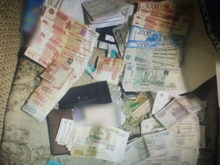 В Алуште сотрудники полиции задержали двоих курьеров дистанционных мошенников при попытке забрать посылку с крупной суммой денег