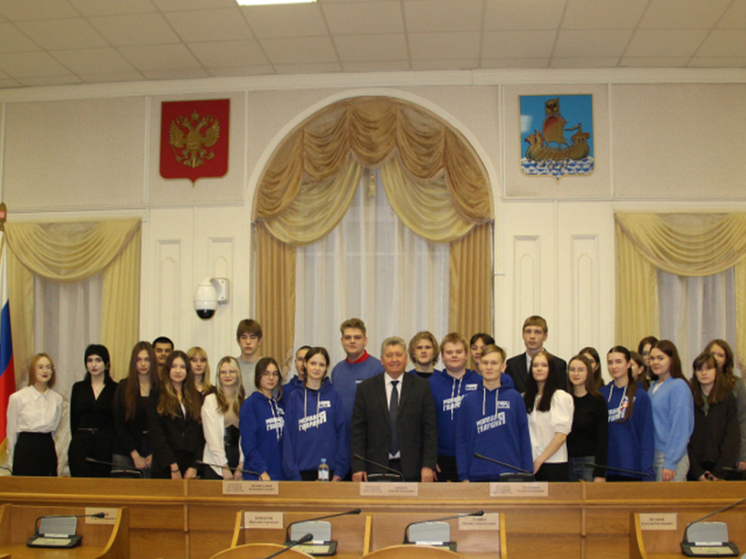 Костромские волонтеры в День Конституции побывали на экскурсии в областной Думе