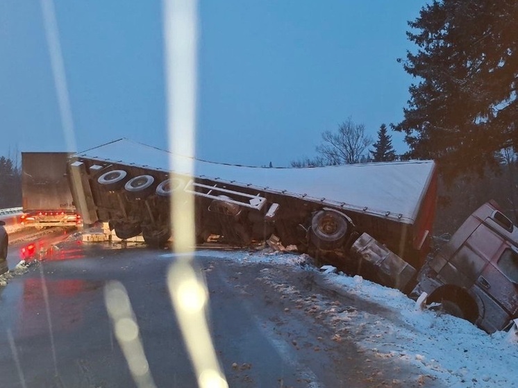 Перевернувшаяся фура заблокировала движение на Пермском тракте