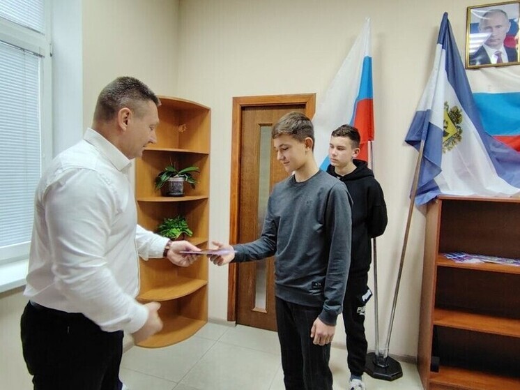 Глава Скадовского округа вручил паспорта юным жителям в День Конституции