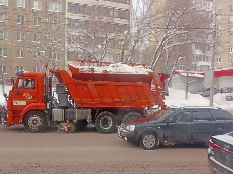 Саратовские коммунальщики продолжают работать в усиленном режиме