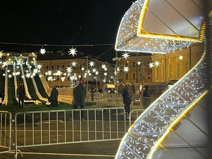 Рождественскую горку открыли на Дворцовой площади в Петербурге