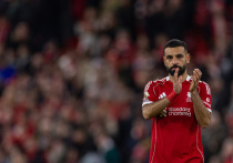 «Ливерпуль» победил «Брайтон» со счётом 2:0 в 16-м туре АПЛ 13 декабря 2025 года. Уго Экитике оформил дубль — на 1-й и 60-й минутах. Мохамед Салах вышел на замену на 26-й минуте после травмы Джо Гомеса и был встречен овациями болельщиков; он отдал голевую передачу на второй гол Экитике. Это возвращение произошло на фоне недавней критики Салахом клуба и тренера Арне Слота, вызвавшей неопределённость вокруг его будущего. Победа вывела «Ливерпуль» на шестое место с 26 очками.