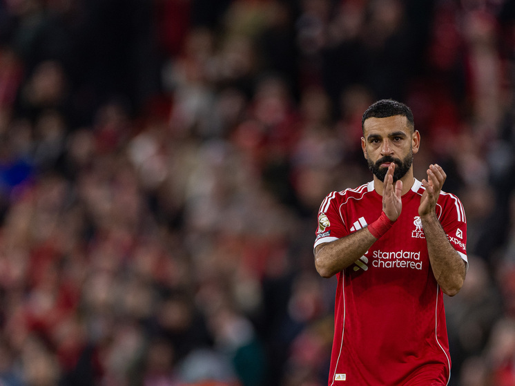 «Ливерпуль» победил «Брайтон» со счётом 2:0 в 16-м туре АПЛ 13 декабря 2025 года. Уго Экитике оформил дубль — на 1-й и 60-й минутах. Мохамед Салах вышел на замену на 26-й минуте после травмы Джо Гомеса и был встречен овациями болельщиков; он отдал голевую передачу на второй гол Экитике. Это возвращение произошло на фоне недавней критики Салахом клуба и тренера Арне Слота, вызвавшей неопределённость вокруг его будущего. Победа вывела «Ливерпуль» на шестое место с 26 очками.