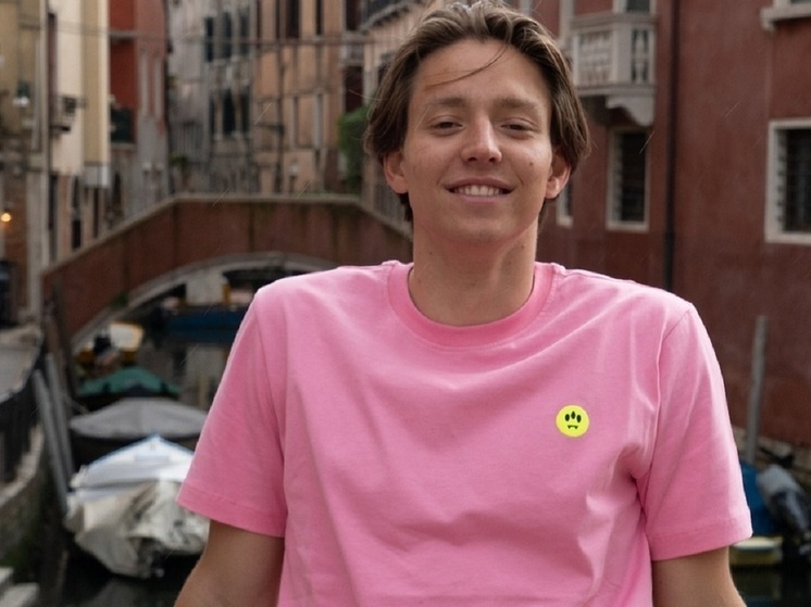 22-летний Савелий Коростелёв, дебютировав 13 декабря 2025 года на этапе Кубка мира в Давосе, не прошёл в финал спринтерской квалификации, но выполнил олимпийский норматив. 14 декабря он стартовал в дистанционной гонке на 10 км свободным стилем. Коростелёв намерен усиленно готовиться к Tour de Ski и Олимпийским играм в Италии, стартующим 6 февраля 2026 года, где ставит целью завоевание медали.