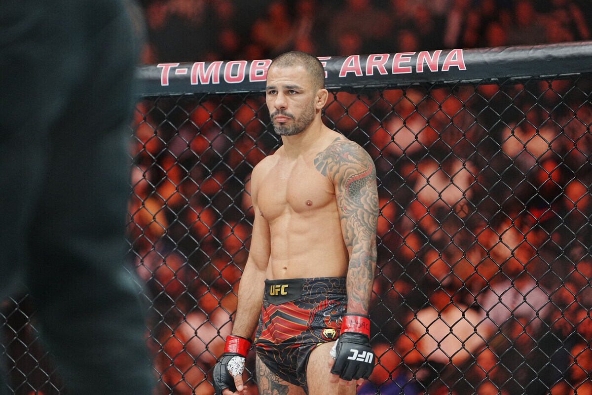 На турнире UFC 323 бразилец выбил локоть