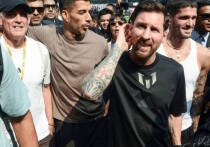 13 декабря в Колкате на стадионе «Солт Лейк» во время мероприятия с участием Лионеля Месси произошли массовые беспорядки: болельщики рвали сиденья, бросали предметы и выбегали на поле после его кратковременного появления (20 минут вместо заявленных 45). Организатор Сатадру Датта задержан, обещан возврат средств за билеты. Главный министр Западной Бенгалии Мамата Банерджи извинилась и инициировала расследование. Инцидент стал повторением февральского скандала в Гонконге.