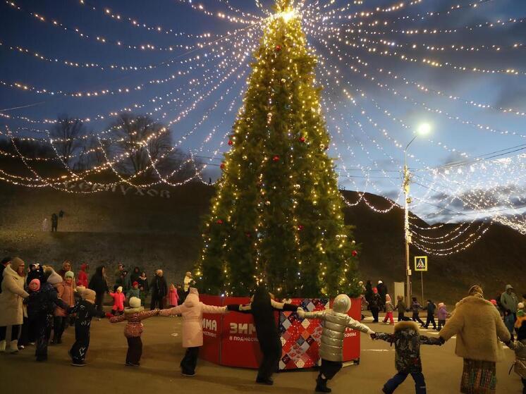 Тысячи праздничных огней зажглись на новогодних ёлках Серпухова