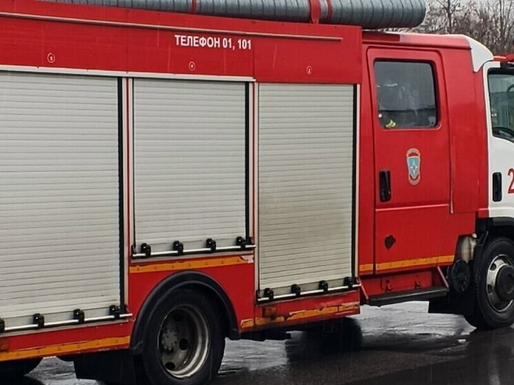 В Кандалакше загорелся двухэтажный деревянный дом из-за замыкания проводки