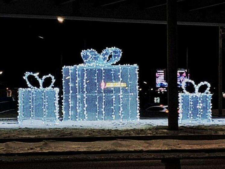 Три гигантских светящихся подарка появились на кольце в центре Красноярска