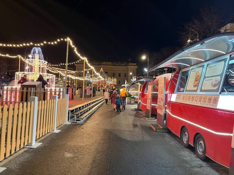 Петербуржцев возмутили цены на еду на рождественской ярмарке на Манежной