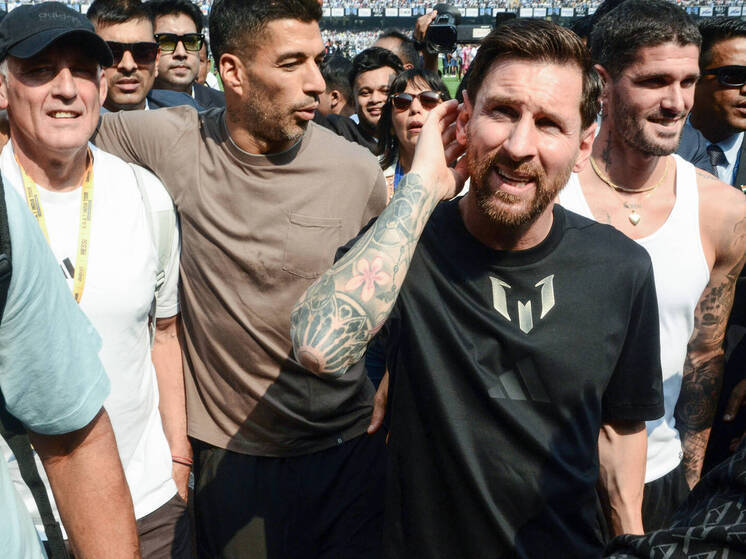 13 декабря в Калькутте (Колкате) на стадионе «Солт Лейк» во время мероприятия с участием Лионеля Месси произошли массовые беспорядки: болельщики рвали сиденья, бросали предметы и выбегали на поле после его кратковременного появления (20 минут вместо заявленных 45). Организатор Сатадру Датта задержан, обещан возврат средств за билеты. Главный министр Западной Бенгалии Мамата Банерджи извинилась и инициировала расследование. Инцидент стал повторением февральского скандала в Гонконге.