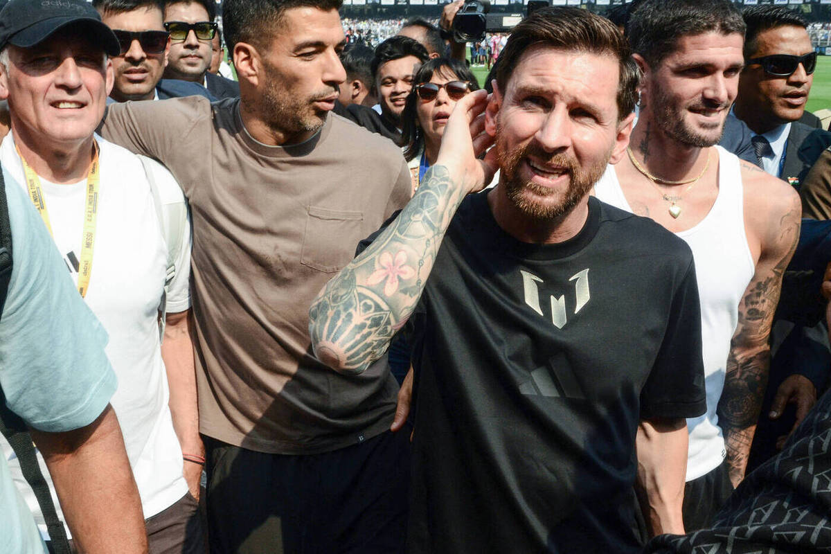 13 декабря в Колкате на стадионе «Солт Лейк» во время мероприятия с участием Лионеля Месси произошли массовые беспорядки: болельщики рвали сиденья, бросали предметы и выбегали на поле после его кратковременного появления (20 минут вместо заявленных 45). Организатор Сатадру Датта задержан, обещан возврат средств за билеты. Главный министр Западной Бенгалии Мамата Банерджи извинилась и инициировала расследование. Инцидент стал повторением февральского скандала в Гонконге.