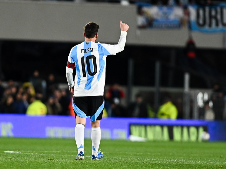 Сборную Аргентины, действующего чемпиона мира, могут отстранить от участия в ЧМ-2026 из-за коррупционного расследования против руководства Аргентинской футбольной ассоциации. В ходе обысков внимание следствия привлекло поместье в Пиларе, связанное с подставными лицами. ФИФА может применить санкции, вплоть до дисквалификации команды, если не будет подтверждена легитимность руководства АФА.