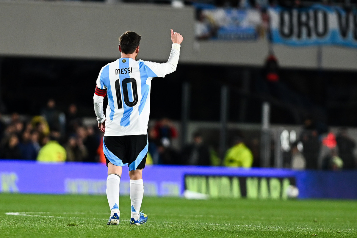 Сборную Аргентины, действующего чемпиона мира, могут отстранить от участия в ЧМ-2026 из-за коррупционного расследования против руководства Аргентинской футбольной ассоциации. В ходе обысков внимание следствия привлекло поместье в Пиларе, связанное с подставными лицами. ФИФА может применить санкции, вплоть до дисквалификации команды, если не будет подтверждена легитимность руководства АФА.