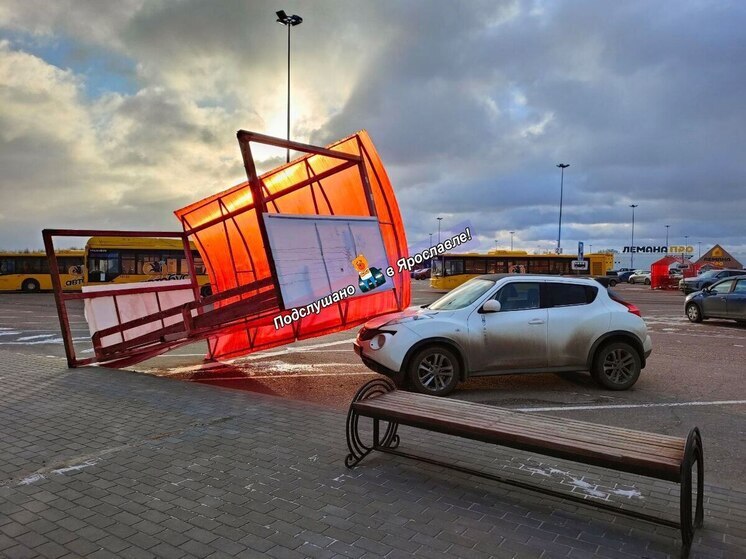 В Ярославле ветер свалил остановку на припаркованный автомобиль