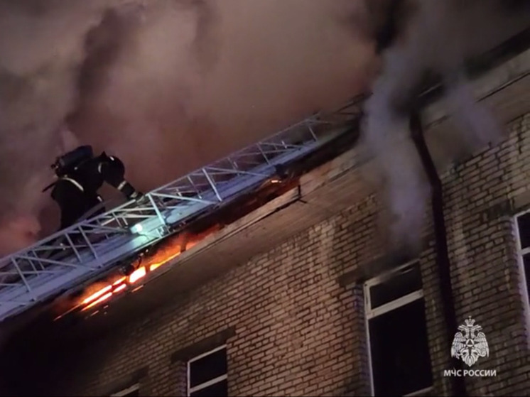 Хабаровские бойцы МЧС спасли от огня административное здание