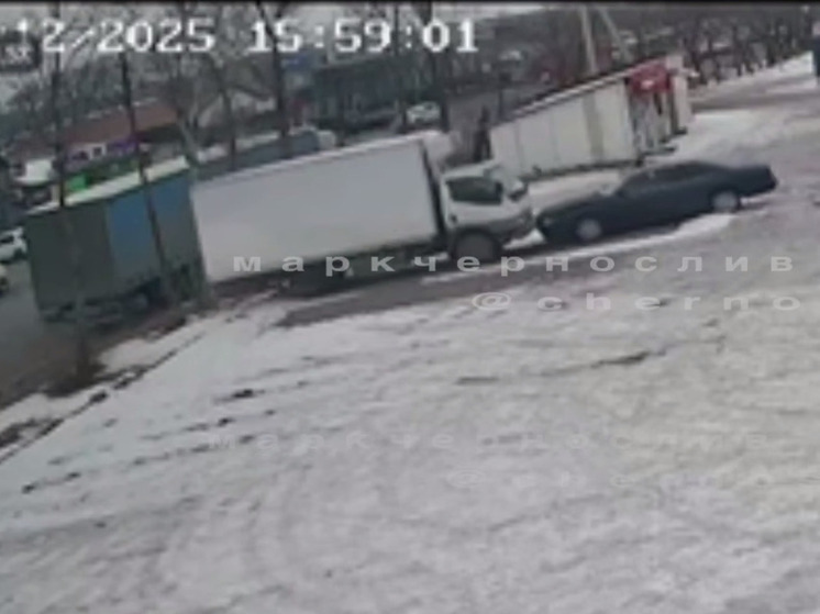 Уссурийский дрифтер выбил на оживленную дорогу припаркованный большегруз