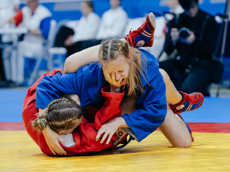 Кубок по самбо разыграли среди 150 юных спортсменов Приморья