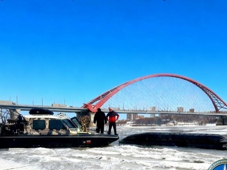 Аэролодка перевернулась на Оби у Бугринского моста в Новосибирске
