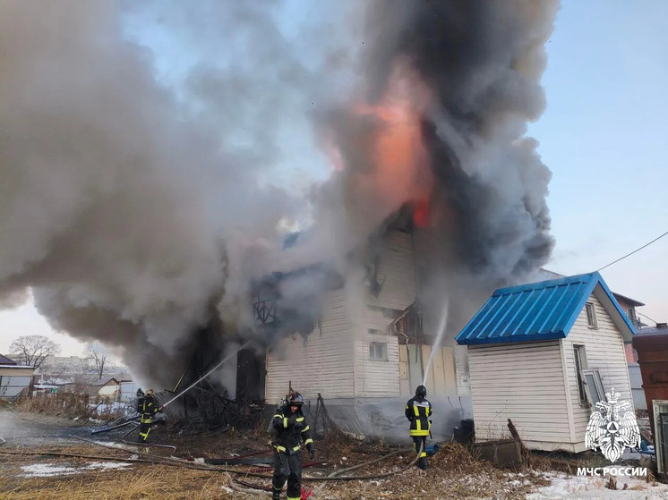 На тушение трагического пожара в доме Уссурийска привлекли 22 бойца МЧС