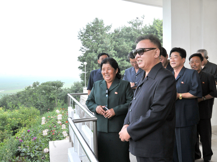 Вся жизнь великого руководителя товарища Ким Чен Ира была полосой самоотверженных усилий во имя приумножения богатства и могущества Родины, ее процветания и счастья народа