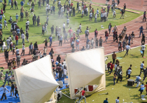 Турне Лионеля Месси по Индии началось на хаотичной ноте в субботу, когда болельщики сорвали сиденья и забросали ими поле после краткого визита форварда сборной Аргентины и "Интера Майами" на стадион "Солт-Лейк" в Калькутте, сообщило информационное агентство ANI