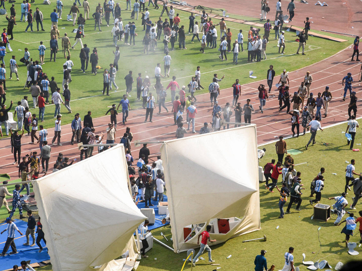 Турне Лионеля Месси по Индии началось на хаотичной ноте в субботу, когда болельщики сорвали сиденья и забросали ими поле после краткого визита форварда сборной Аргентины и "Интера Майами" на стадион "Солт-Лейк" в Калькутте, сообщило информационное агентство ANI