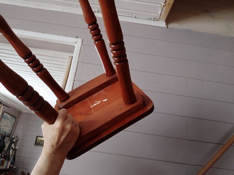 Петербуржец в гостях ударил хозяина табуретом по голове и отобрал телефон