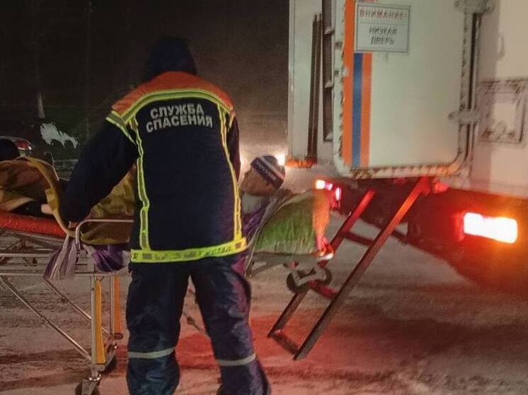 Под Энгельсом скорая помощь оказалась в "снежном плену"