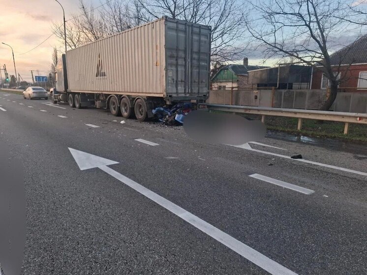 В Красноармейском районе мотоцикл столкнулся с грузовиком