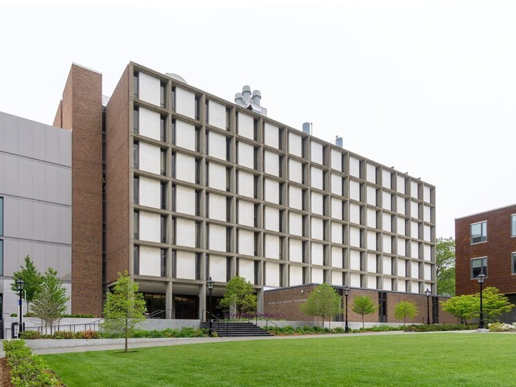 Два человека погибли и девять получили ранения в США в результате массовой стрельбы в Университете Брауна, подозреваемый оставался пока на свободе