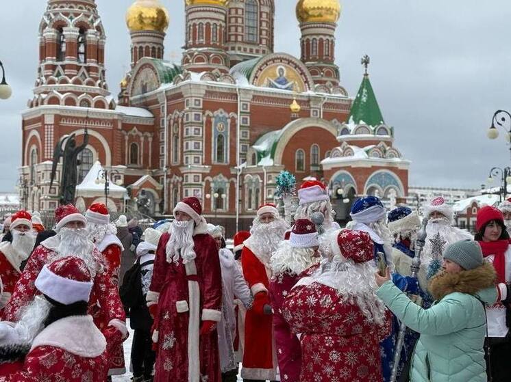 Деды Морозы зажгли йошкар-олинскую елку