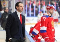 13 декабря 2025 года в Новосибирске сборная «Россия 25» победила Белоруссию со счётом 3:1 в рамках Кубка Первого канала. Главный тренер Роман Ротенберг отметил высокую тактическую подготовку команды, поддержку болельщиков и игру вратаря Максима Моторыгина. Подчёркнут потенциал Даниила Аймурзина, объяснён выбор молодых игроков с учётом олимпийской перспективы. Упомянуто присутствие Стивена Сигала и обсуждение значимости «Оскара» и спортивных достижений.