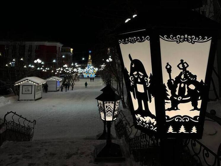 В Кировске зажгли новогодние фонари ручной работы на центральной лестнице