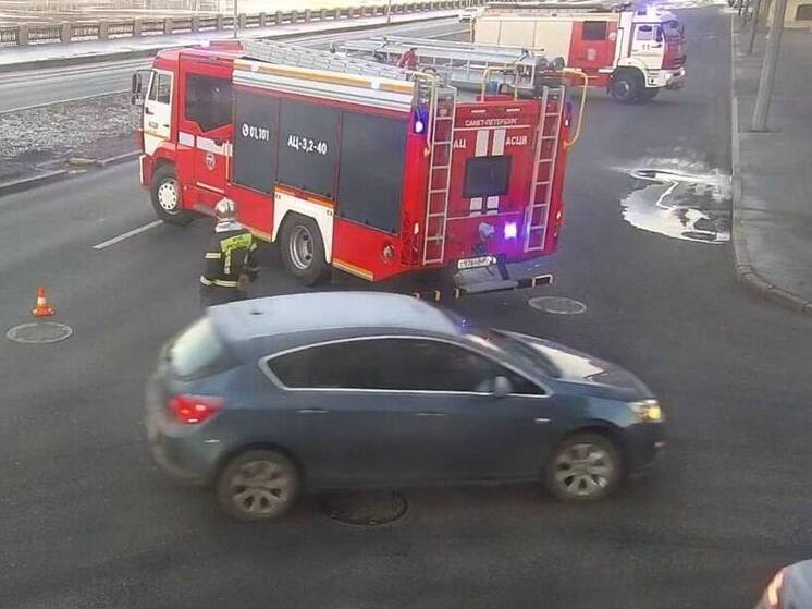 Трубу с холодной водой прорвало на Пироговской набережной в Петербурге