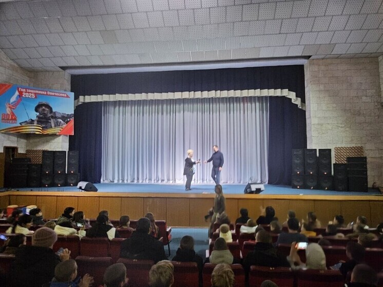 Донецкий театр кукол выступил со сказочным спектаклем перед юными зрителями Скадовска