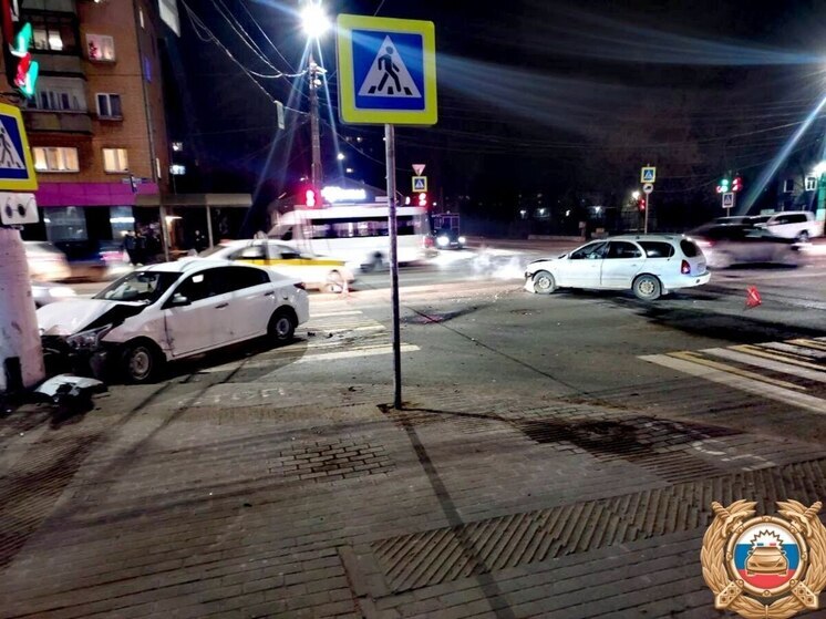 В Твери иномарка протаранила столб, пострадал человек