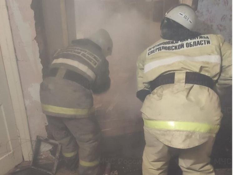 Двух человек спасли во время пожара в двухэтажном доме в Серове