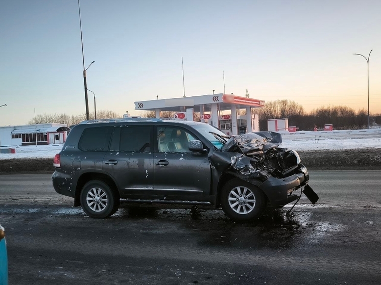 На трассе под Архангельском грузовик столкнулся с легковушкой