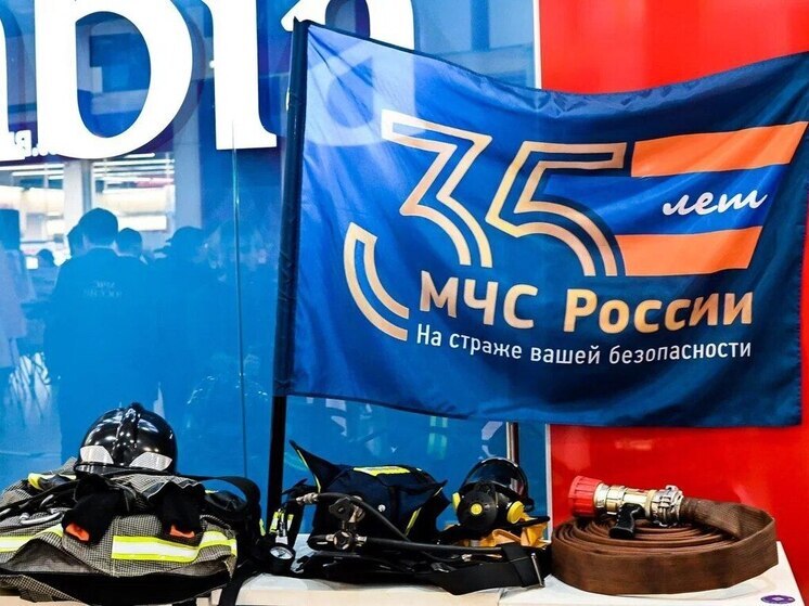 В «Мурманск Молле» открылась выставка к юбилею МЧС