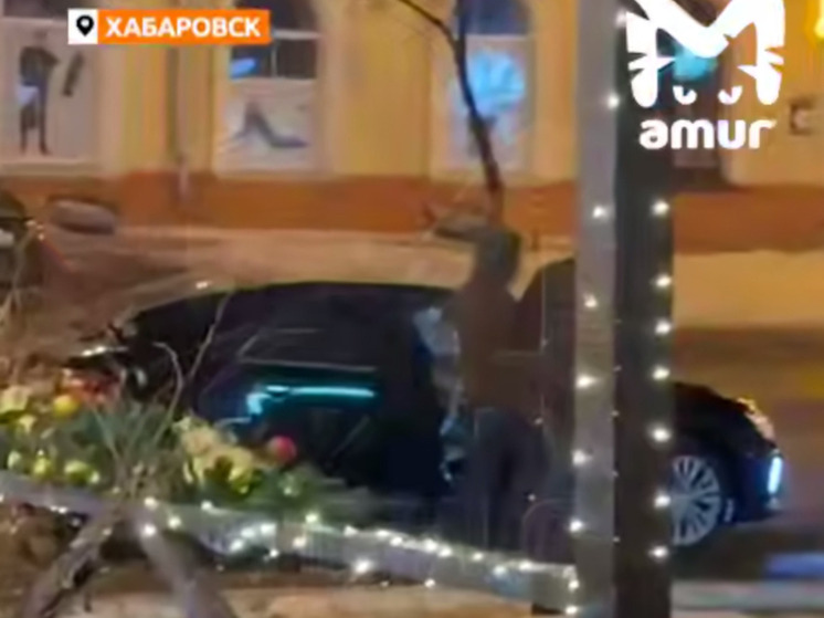 Выстрелы и крики: вооруженный конфликт между таксистом и заказчиком разразился у бара Хабаровска