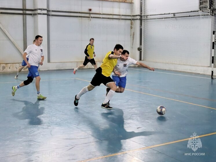 Спасатели Чувашии провели турнир по мини-футболу в честь 35-летия МЧС России