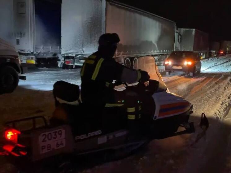 В Саратовской области спасатели эвакуировали из снежных заносов 200 человек