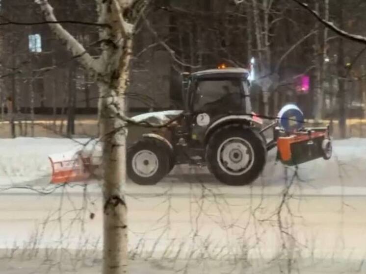 Дорожники Ноябрьска без выходных очищают дороги от снега