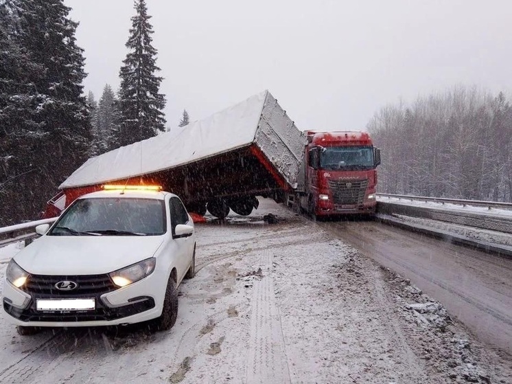 Пробка более 15 км образовалась на Пермском тракте из-за вылетевшей в кювет фуры