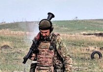 «Сам выживай, а врага уничтожай!» Если коротко, именно этому пытается научить новобранцев во время занятий на полигоне забайкальской армии в зоне СВО инструктор с необычным позывным «Джонни»