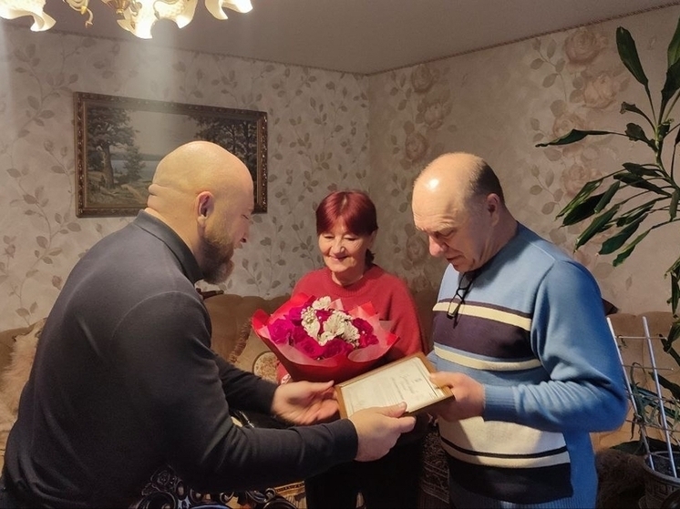 Глава Грайворонского округа поздравил семью Кононенко с золотой свадьбой