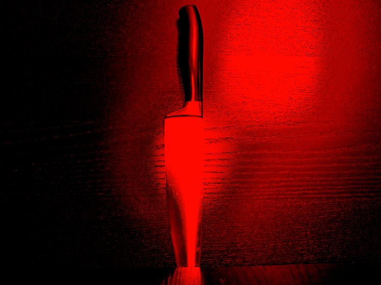 В Липецке мужчина с ножом повредил домофон и проткнул колеса машинам